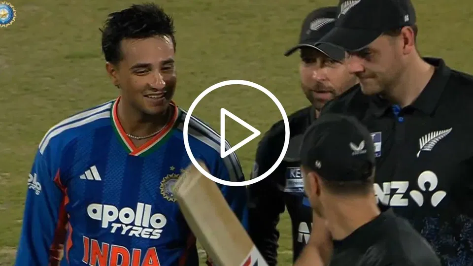 WATCH- गुवाहाटी में अभिषेक की ताबड़तोड़ बल्लेबाज़ी के क़ायल हुए कीवी खिलाड़ी, बल्ले की जांच करते दिखे